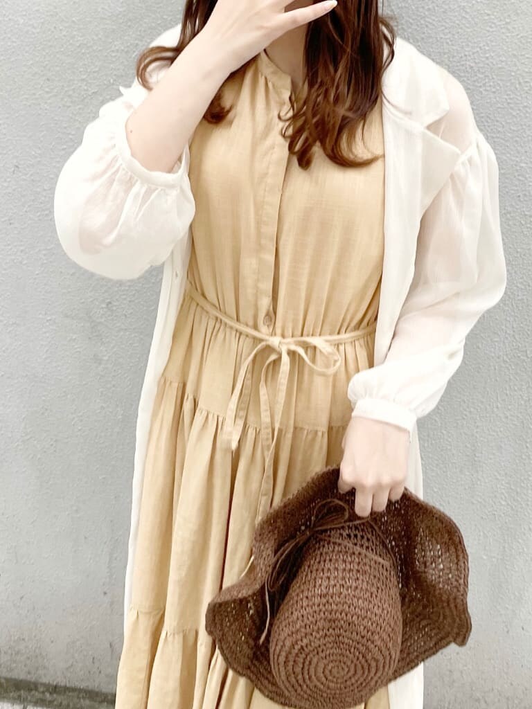 イエロー系のワンピース、ホワイト系のシャツ/ブラウス、その他のサンダルを着用したレディースの夏コーディネートの3枚目の写真