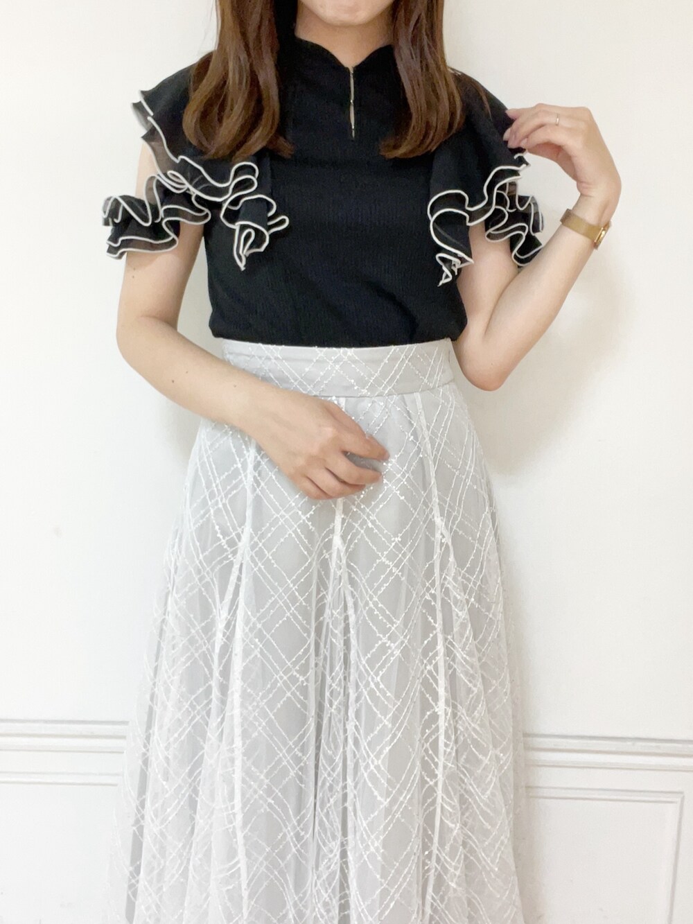 ブラック系のTシャツ/カットソー、グレー系のスカート、シルバー系のパンプスを着用したレディースの夏コーディネートの2枚目の写真