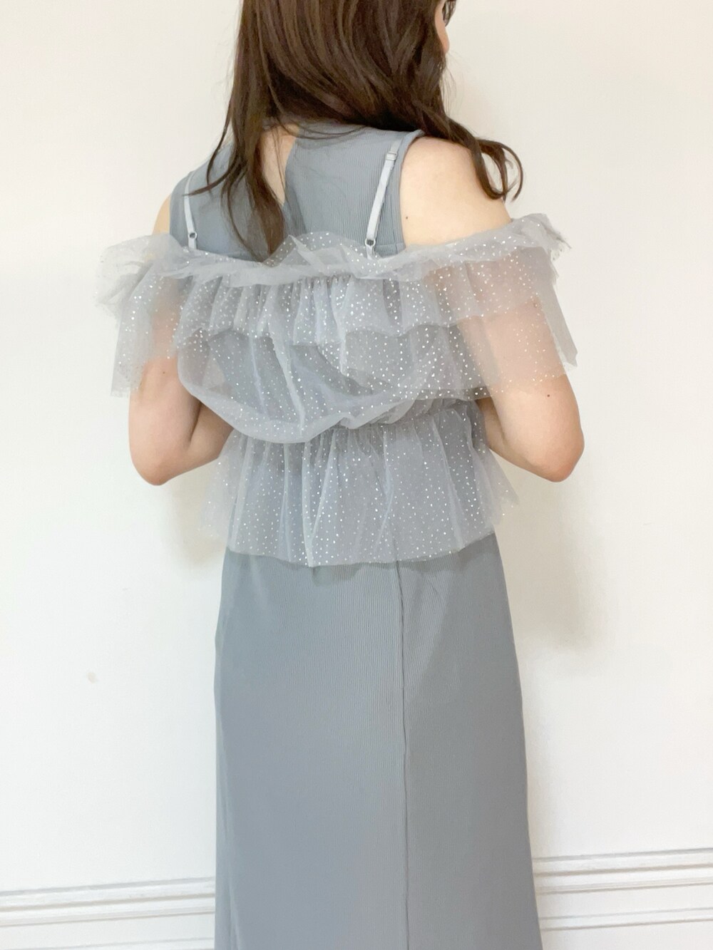 グレー系のワンピース、シルバー系のパンプスを着用したレディースの夏コーディネートの4枚目の写真