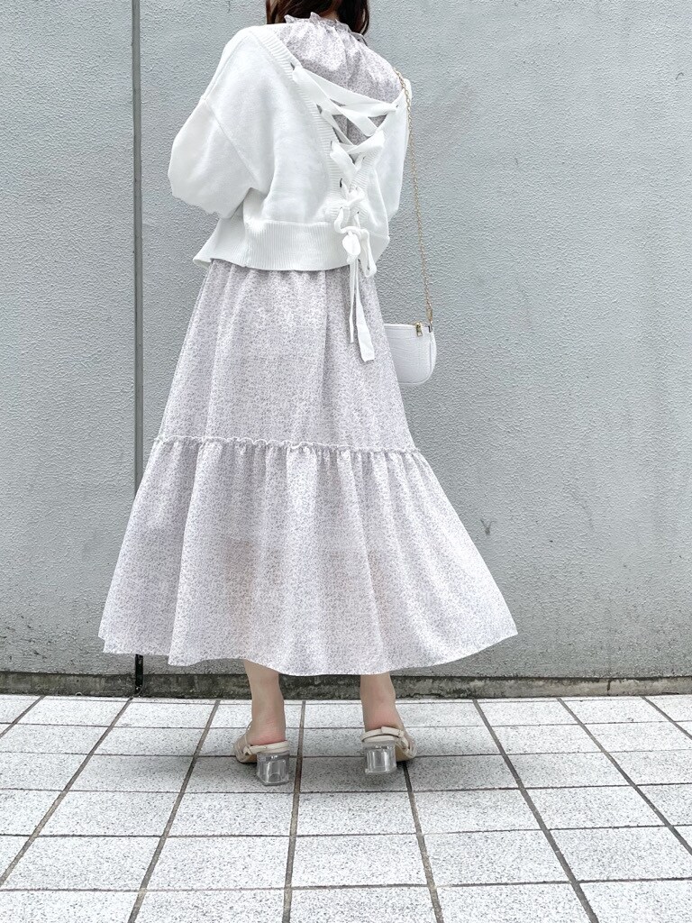 ホワイト系のカーディガン/ボレロ、グレー系のワンピース、ホワイト系のショルダーバッグを着用したレディースの春コーディネートの2枚目の写真