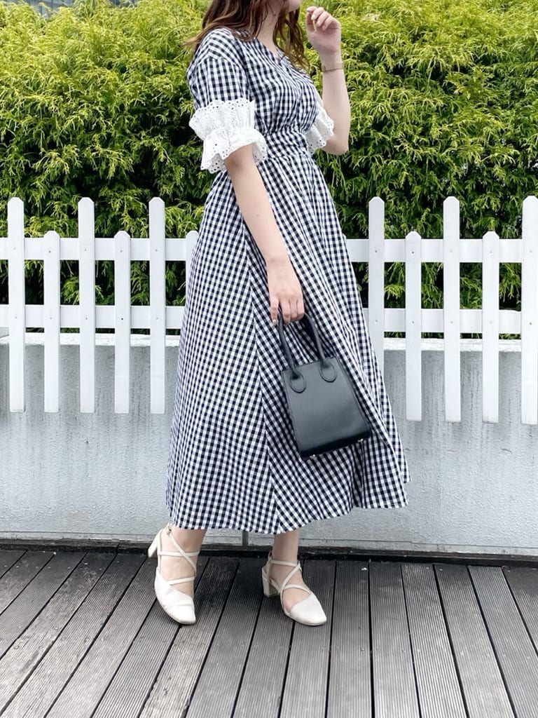 その他のワンピース、ホワイト系のパンプス、ブラック系のハンドバッグを着用したレディースの春コーディネートの2枚目の写真