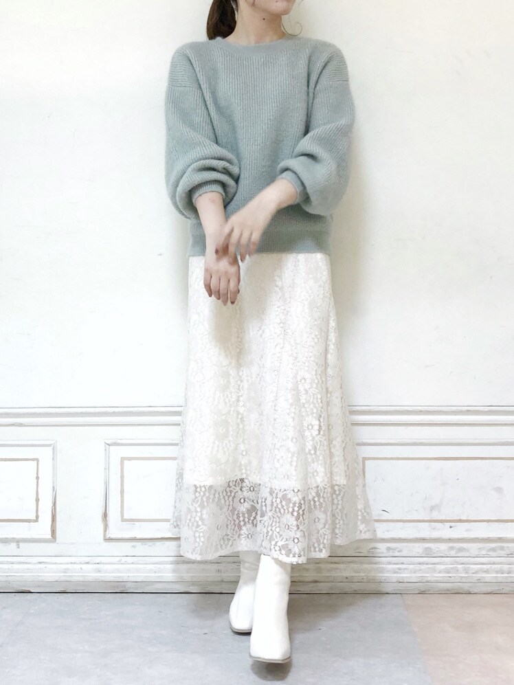 ホワイト系のブーツ、グレー系のニット/セーター、ホワイト系のスカートを着用したレディースの秋コーディネートの2枚目の写真