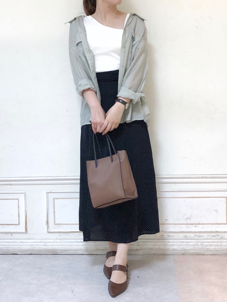 ブラウン系のパンプス、ブラウン系のハンドバッグ、ホワイト系のTシャツ/カットソーを着用したレディースの秋コーディネートの3枚目の写真