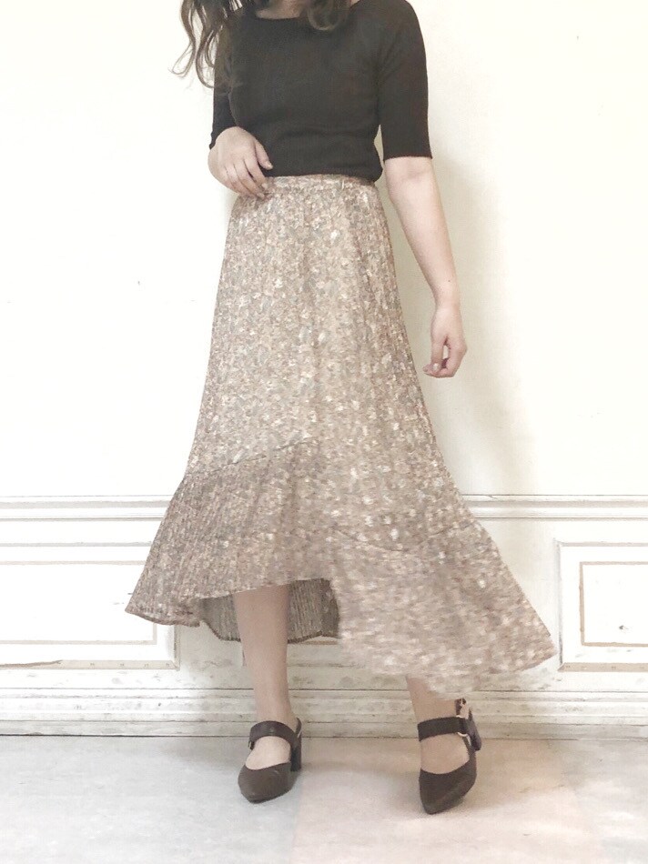 ブラウン系のパンプス、ブラウン系のニット/セーター、ホワイト系のスカートを着用したレディースの秋コーディネートの2枚目の写真