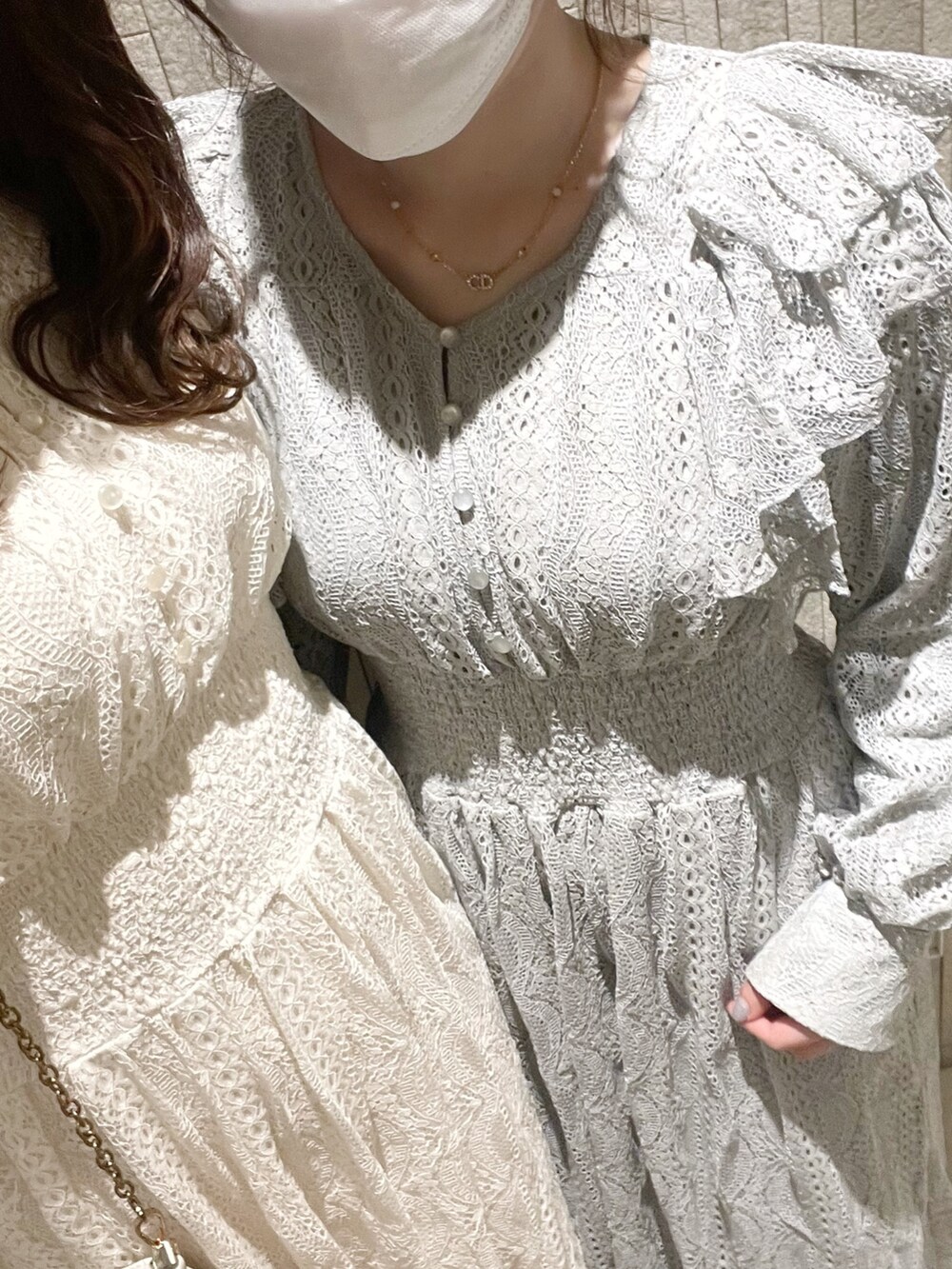 グリーン系のワンピース、ホワイト系のその他アウター、ホワイト系のワンピースを着用したレディースの冬コーディネートの2枚目の写真