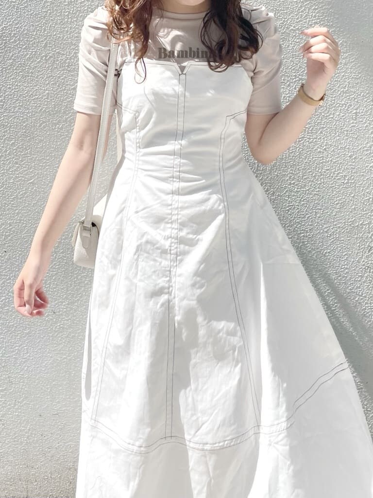 パープル系のサンダル、ホワイト系のショルダーバッグ、ホワイト系のワンピースを着用したレディースの春コーディネートの7枚目の写真