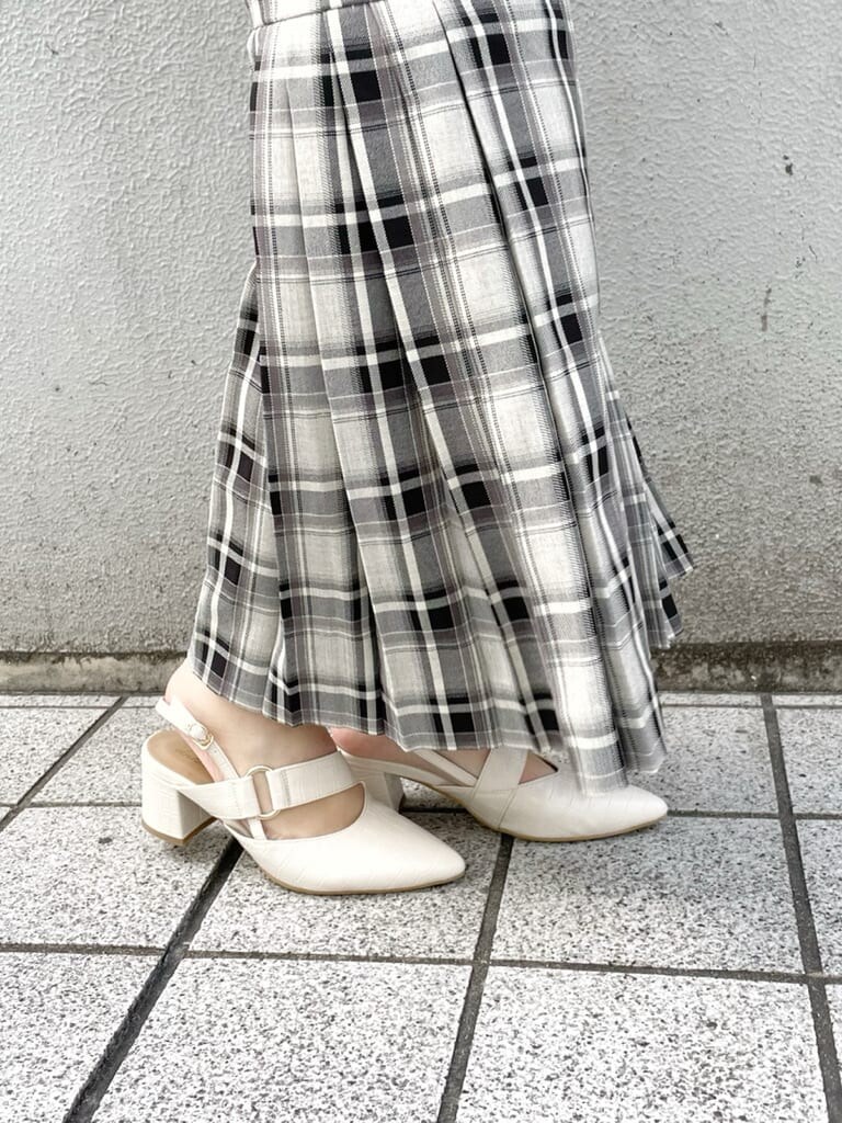 グレー系のジャンパースカート、ホワイト系のパンプス、ベージュ系のシャツ/ブラウスを着用したレディースの冬コーディネートの5枚目の写真