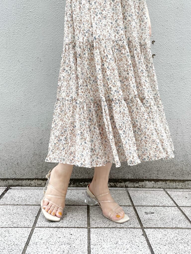 その他のサンダル、ベージュ系のTシャツ/カットソー、その他のスカートを着用したレディースの夏コーディネートの6枚目の写真