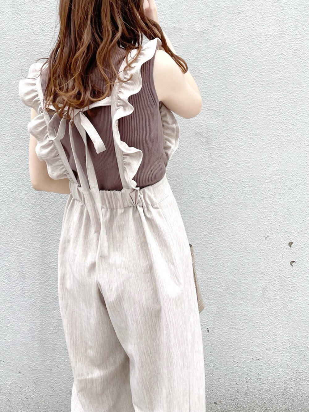 ブラウン系のサロペット/オーバーオール、その他のサンダル、ベージュ系のニット/セーターを着用したレディースの春コーディネートの6枚目の写真