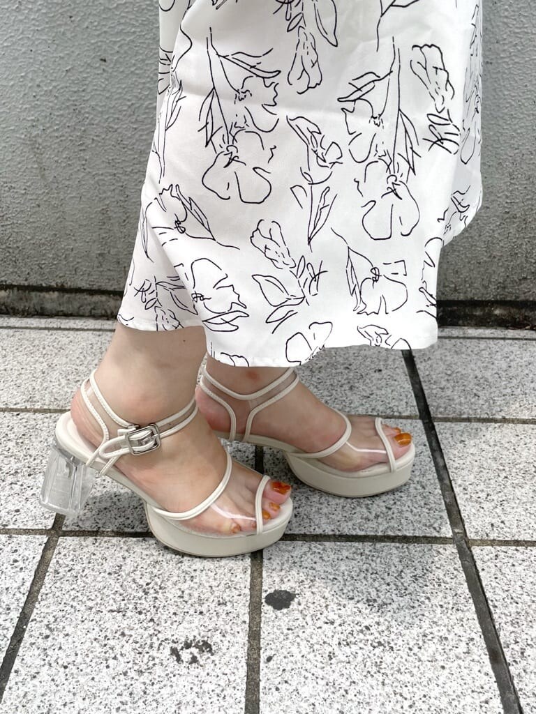 ホワイト系のサンダル、ブルー系のシャツ/ブラウス、ホワイト系のスカートを着用したレディースの夏コーディネートの6枚目の写真