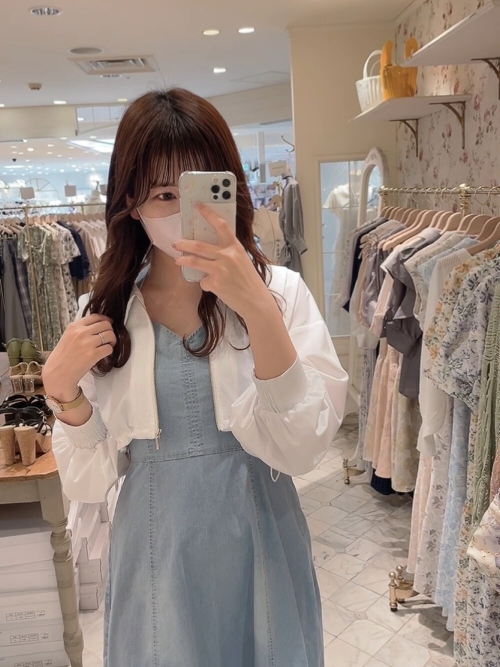 ブルー系のワンピース、ホワイト系のブルゾン、ホワイト系のサンダルを着用したレディースの春コーディネートの2枚目の写真