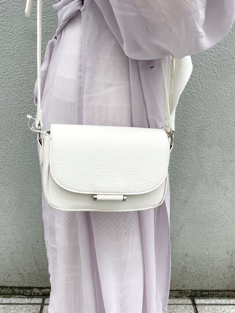 ホワイト系のワンピース、パープル系のサンダル、パープル系のシャツ/ブラウスを着用したレディースの春コーディネートの9枚目の写真