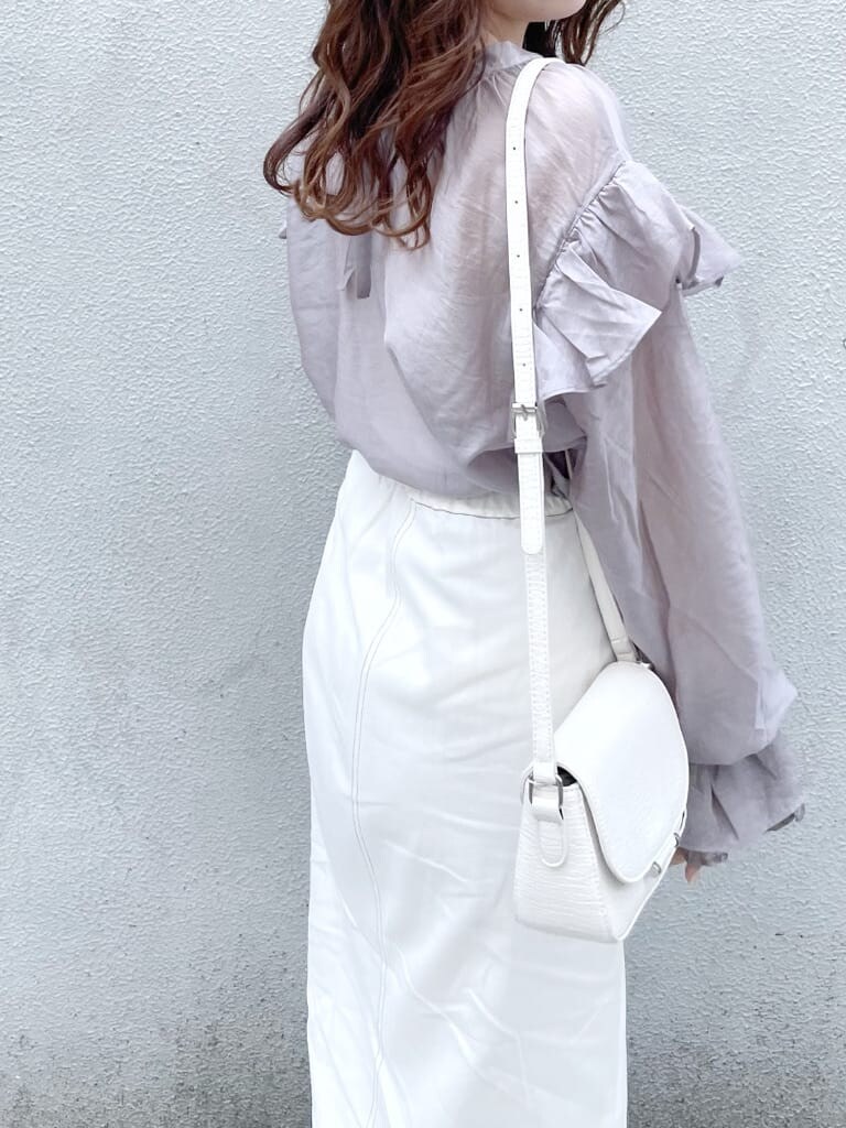 パープル系のシャツ/ブラウス、ホワイト系のパンプス、ホワイト系のショルダーバッグを着用したレディースの春コーディネートの6枚目の写真