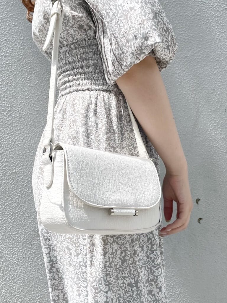 パープル系のサンダル、ホワイト系のショルダーバッグ、グレー系のワンピースを着用したレディースの春コーディネートの8枚目の写真