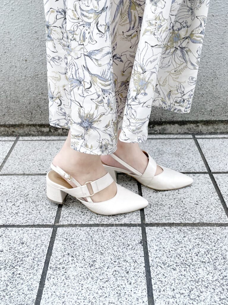 ホワイト系のデニムジャケット、ホワイト系のワンピース、ホワイト系のパンプスを着用したレディースの春コーディネートの10枚目の写真