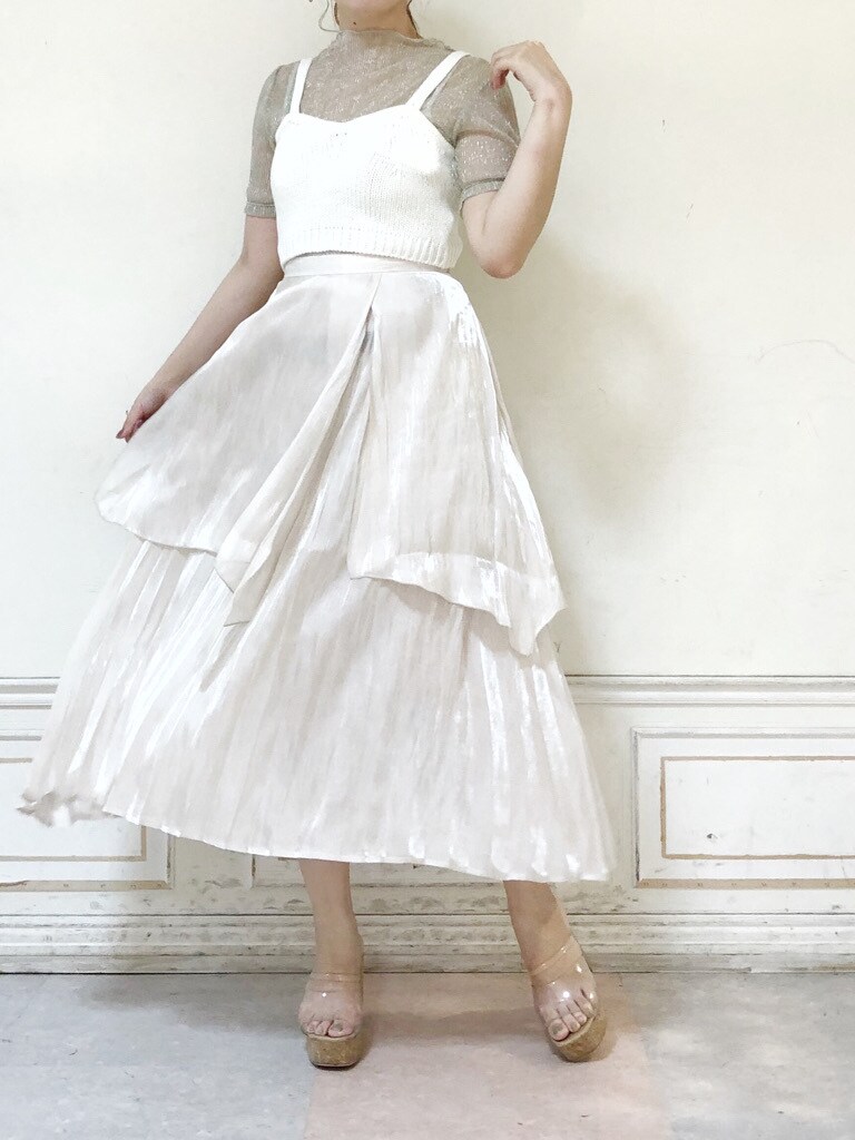 ホワイト系のスカート、シルバー系のTシャツ/カットソー、ホワイト系のニット/セーターを着用したレディースの夏コーディネートの2枚目の写真