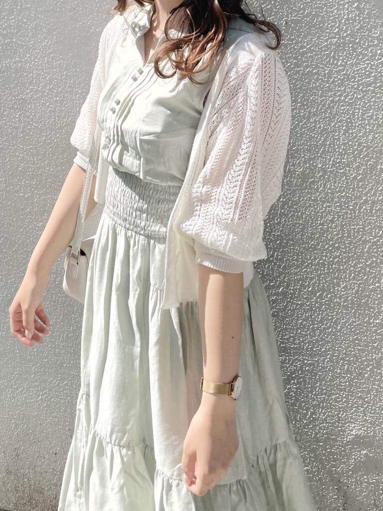 パープル系のサンダル、ホワイト系のショルダーバッグ、グリーン系のワンピースを着用したレディースの春コーディネートの5枚目の写真