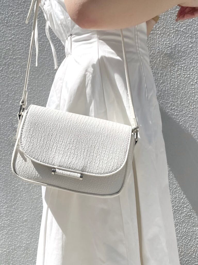 パープル系のサンダル、ホワイト系のショルダーバッグ、ホワイト系のワンピースを着用したレディースの春コーディネートの9枚目の写真