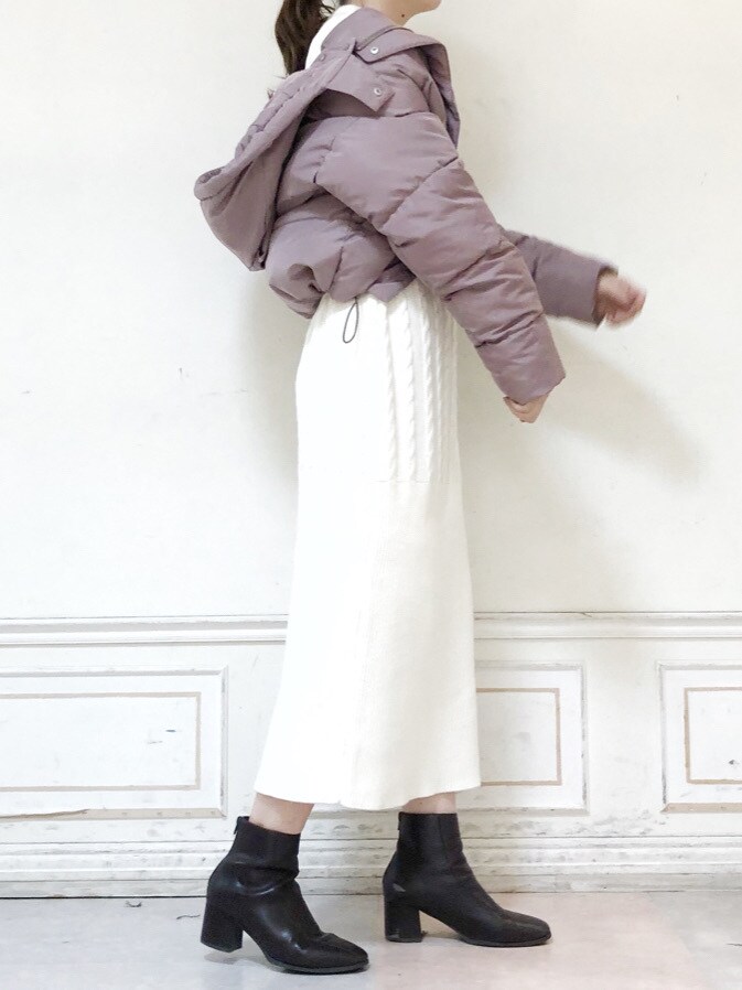 ブラウン系のブーツ、ピンク系のブルゾン、ホワイト系のワンピースを着用したレディースの秋コーディネートの2枚目の写真