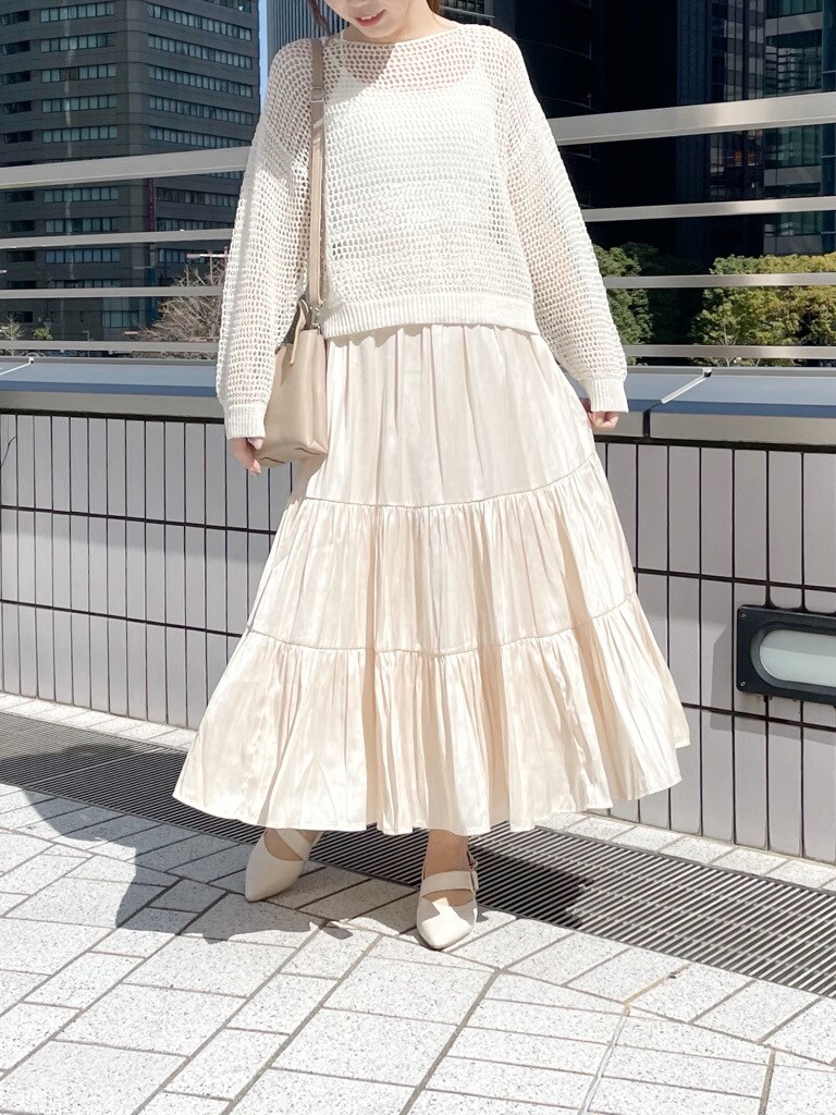 ホワイト系のキャミソール、ホワイト系のスカート、ホワイト系のパンプスを着用したレディースの春コーディネートの6枚目の写真