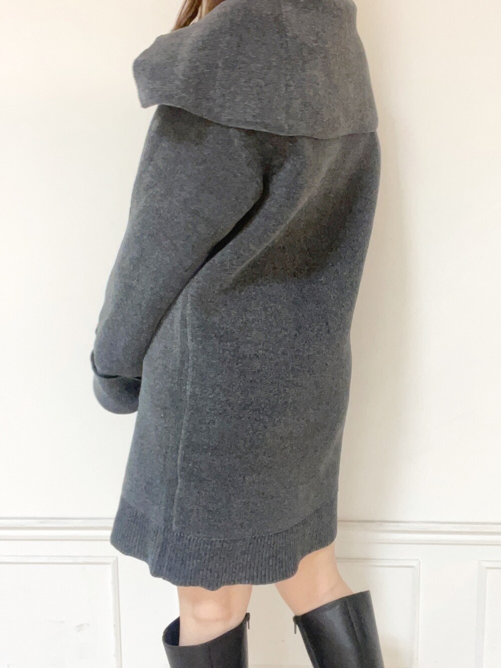 グレー系のワンピース、ブラック系のブーツを着用したレディースの秋コーディネートの5枚目の写真