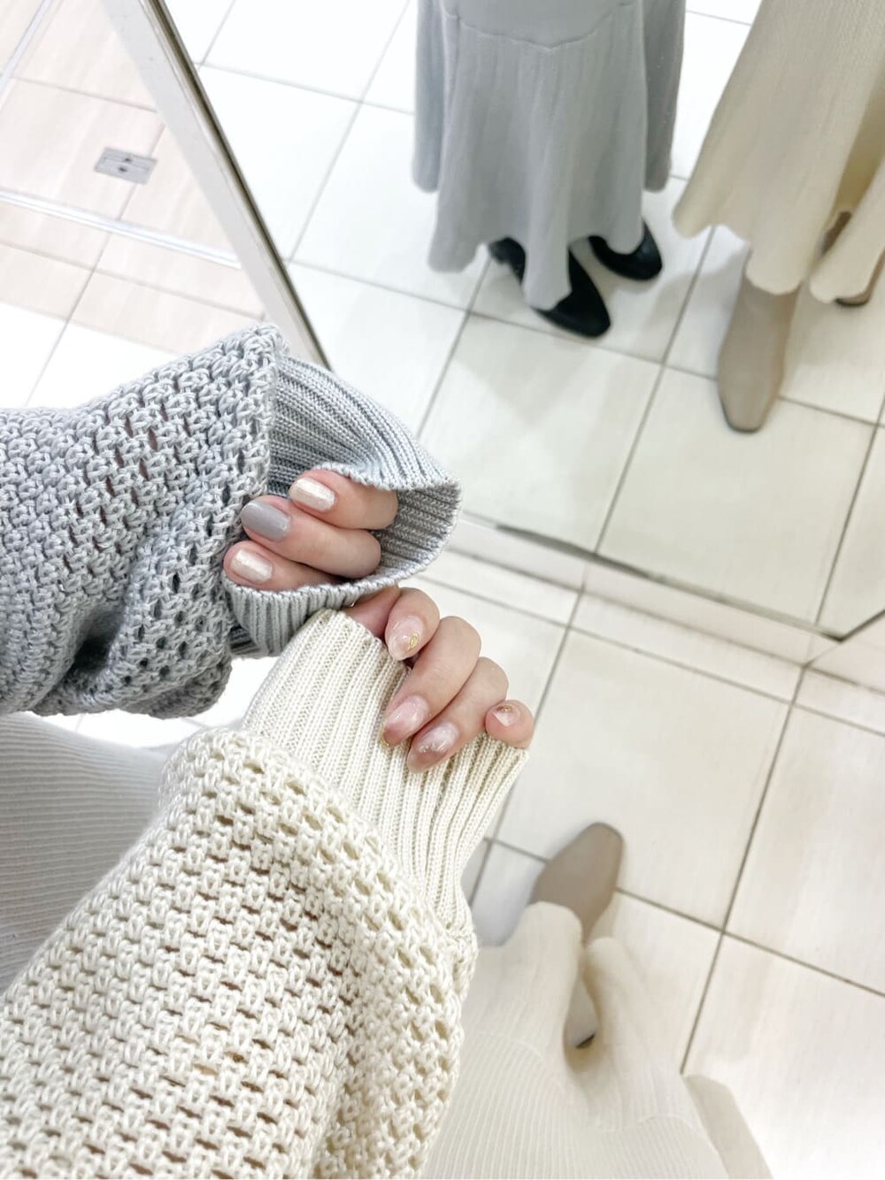 グレー系のワンピース、ホワイト系のワンピース、ブラック系のブーツを着用したレディースの秋コーディネートの5枚目の写真
