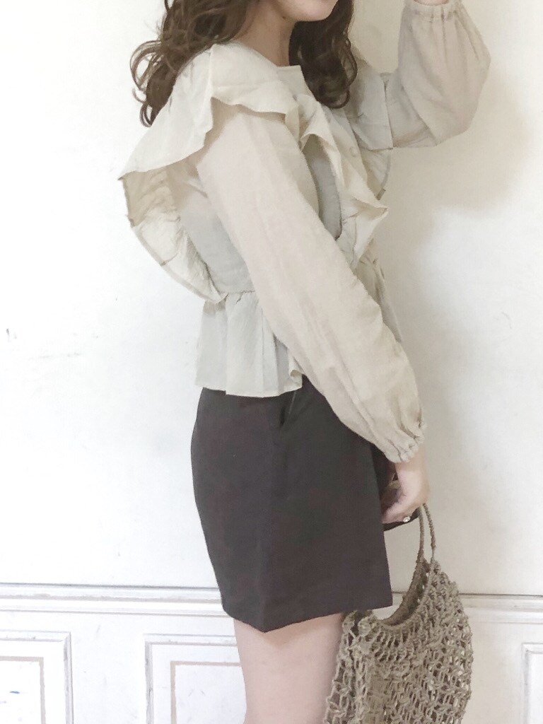 ベージュ系のシャツ/ブラウス、ブラウン系のその他パンツ、ホワイト系のパンプスを着用したレディースの春コーディネートの3枚目の写真