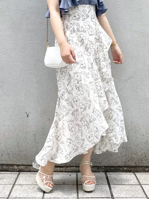 ホワイト系のサンダル、ブルー系のシャツ/ブラウス、ホワイト系のスカートを着用したレディースの夏コーディネートの3枚目の写真