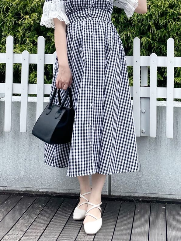 その他のワンピース、ホワイト系のパンプス、ブラック系のハンドバッグを着用したレディースの春コーディネートの3枚目の写真