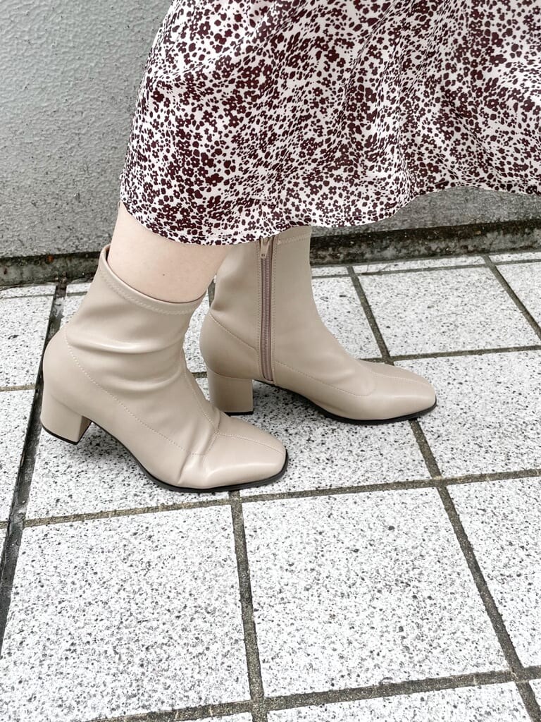 ブラウン系のワンピース、ベージュ系のニット/セーター、ベージュ系のブーツを着用したレディースの秋コーディネートの9枚目の写真