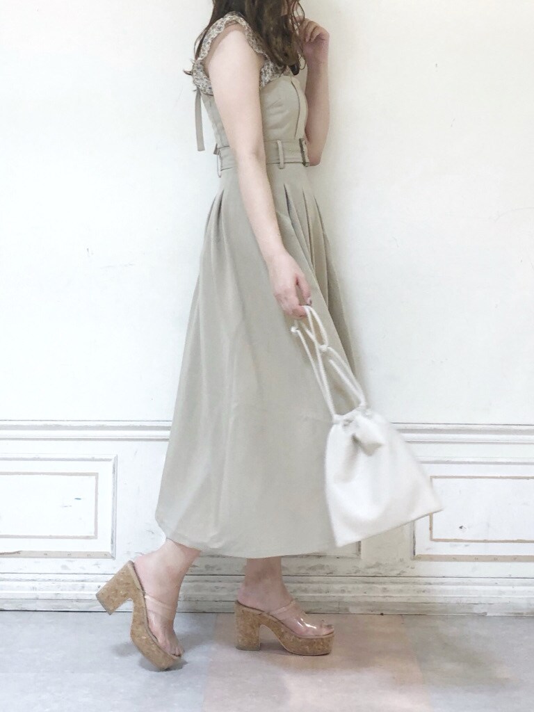 その他のシャツ/ブラウス、ホワイト系のハンドバッグ、ベージュ系のワンピースを着用したレディースの夏コーディネートの4枚目の写真