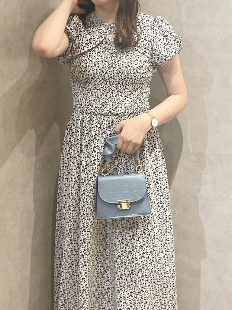 ホワイト系のワンピース、ベージュ系のローファー、ベージュ系のローファーを着用したレディースの秋コーディネートの5枚目の写真