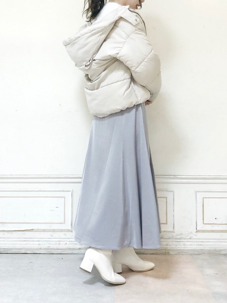 ホワイト系のニット/セーター、ホワイト系のブーツ、グレー系のスカートを着用したレディースの冬コーディネートの4枚目の写真