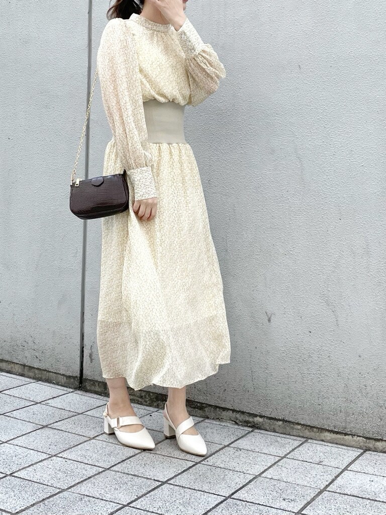 ホワイト系のパンプス、ベージュ系のライダースジャケット、ブラウン系のショルダーバッグを着用したレディースの冬コーディネートの3枚目の写真