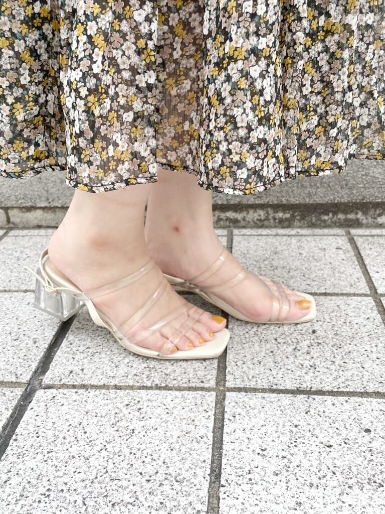 ホワイト系のショルダーバッグ、その他のサンダル、グリーン系のTシャツ/カットソーを着用したレディースの夏コーディネートの7枚目の写真