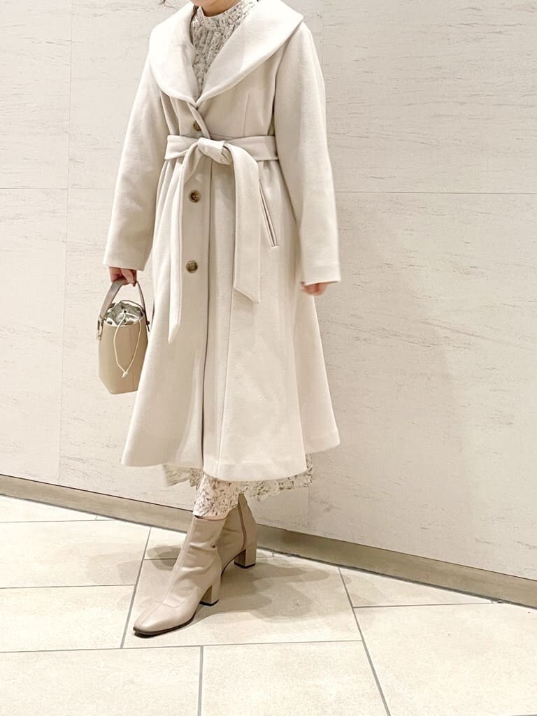 ホワイト系のその他アウター、ホワイト系のワンピース、ベージュ系のブーツを着用したレディースの夏コーディネートの6枚目の写真