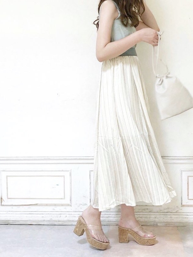 その他のサンダル、ホワイト系のハンドバッグ、ホワイト系のシャツ/ブラウスを着用したレディースの夏コーディネートの2枚目の写真