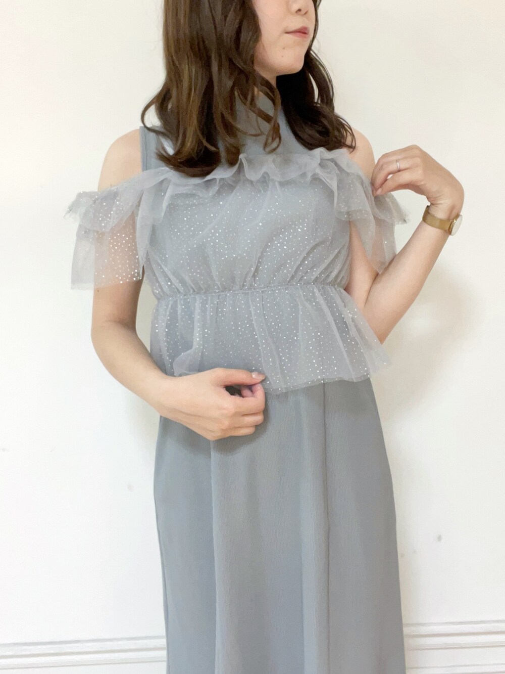 グレー系のワンピース、シルバー系のパンプスを着用したレディースの夏コーディネートの3枚目の写真