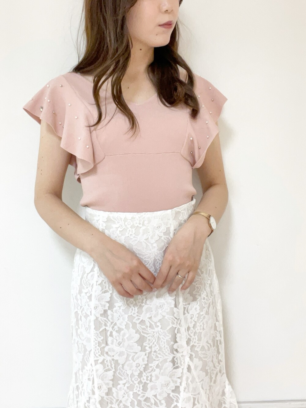 ホワイト系のスカート、ホワイト系のパンプス、ピンク系のニット/セーターを着用したレディースの春コーディネートの4枚目の写真