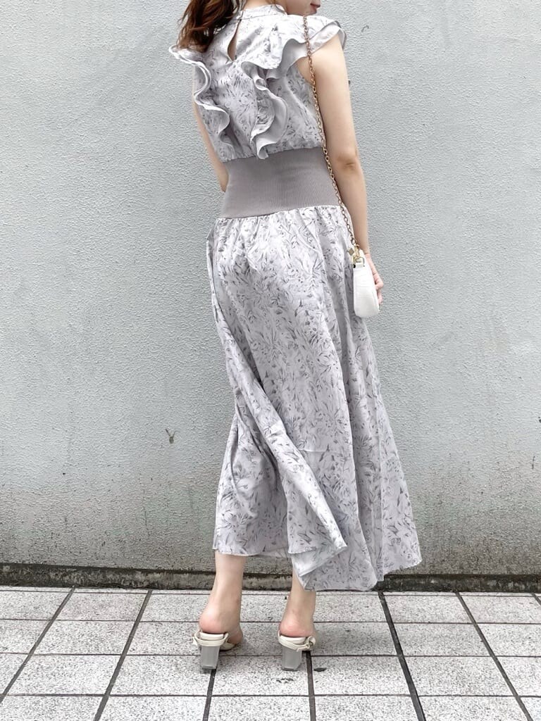 パープル系のサンダル、グレー系のワンピースを着用したレディースの夏コーディネートの2枚目の写真