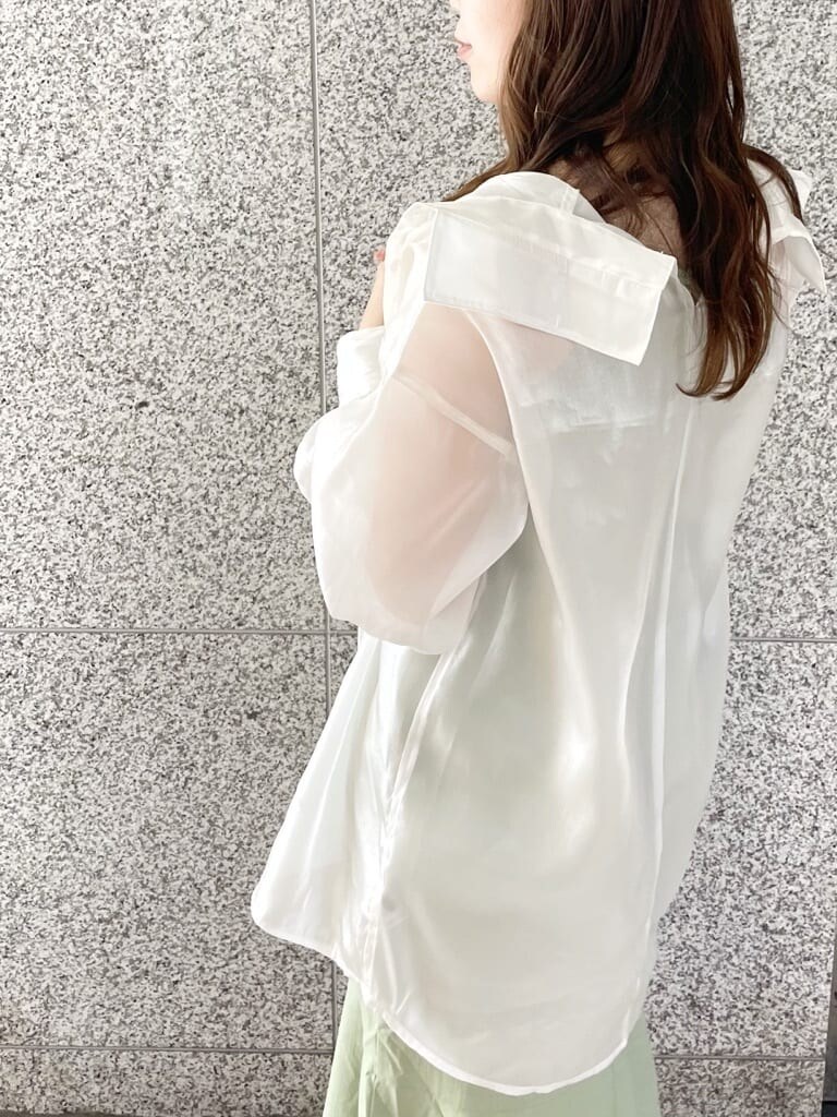 ホワイト系のシャツ/ブラウス、パープル系のサンダル、ホワイト系のハンドバッグを着用したレディースの夏コーディネートの5枚目の写真