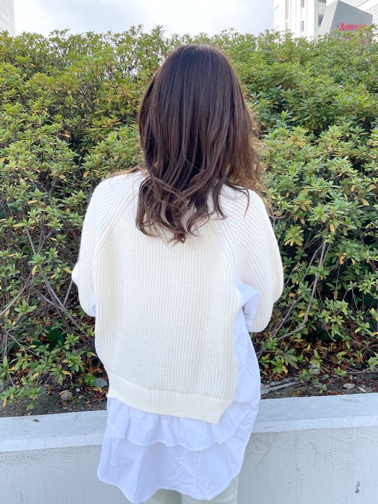 ホワイト系のブーツ、グリーン系のその他パンツ、ホワイト系のニット/セーターを着用したレディースの春コーディネートの3枚目の写真