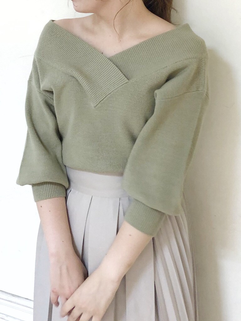 ベージュ系のスカート、ブラウン系のブーツ、グリーン系のニット/セーターを着用したレディースの秋コーディネートの6枚目の写真