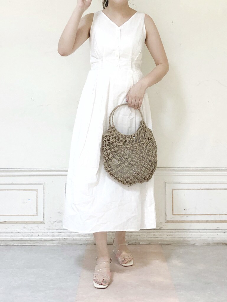 ベージュ系のハンドバッグ、その他のサンダル、ホワイト系のワンピースを着用したレディースの夏コーディネートの2枚目の写真