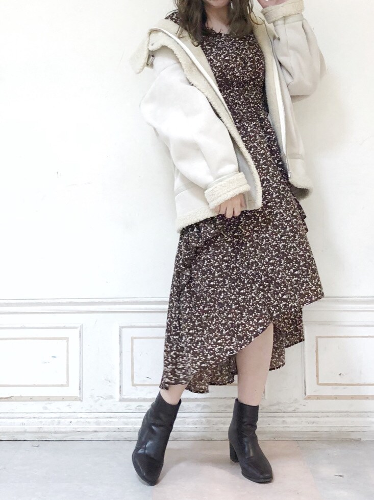 ブラウン系のワンピース、ブラウン系のブーツ、ホワイト系のブルゾンを着用したレディースの秋コーディネートの3枚目の写真