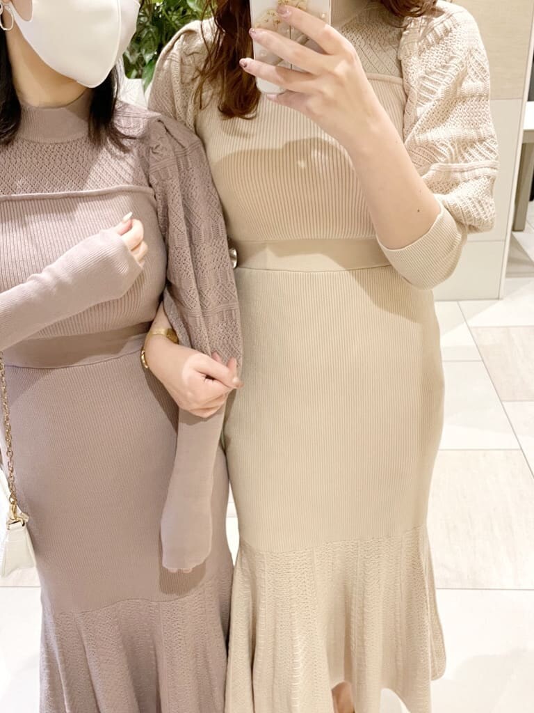 グレー系のトレンチコート、ベージュ系のトレンチコート、ベージュ系のワンピースを着用したレディースの冬コーディネートの4枚目の写真