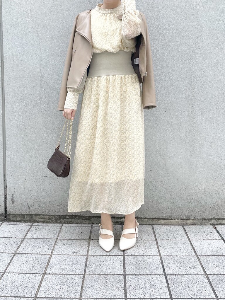 ホワイト系のパンプス、ベージュ系のライダースジャケット、ブラウン系のショルダーバッグを着用したレディースの冬コーディネートの5枚目の写真