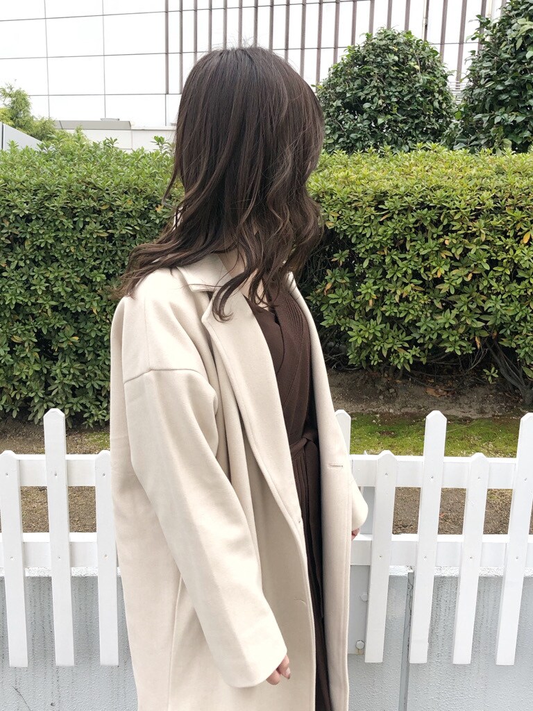 ホワイト系のブーツ、ホワイト系のその他アウター、ブラウン系のワンピースを着用したレディースの冬コーディネートの3枚目の写真