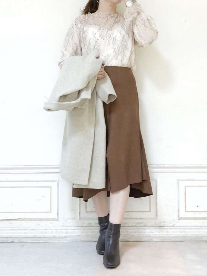 ブラウン系のハンドバッグ、ブラウン系のブーツ、ブラウン系のスカートを着用したレディースの秋コーディネートの5枚目の写真