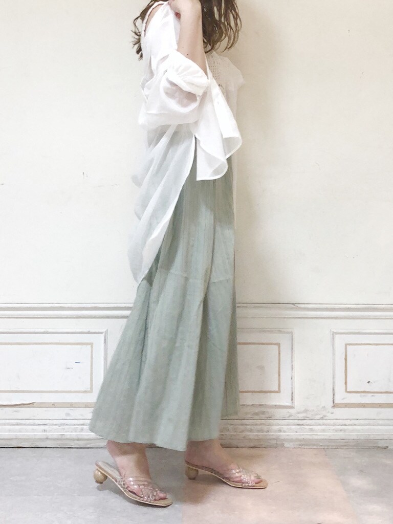 ホワイト系のシャツ/ブラウス、ホワイト系のニット/セーター、グリーン系のスカートを着用したレディースの夏コーディネートの3枚目の写真